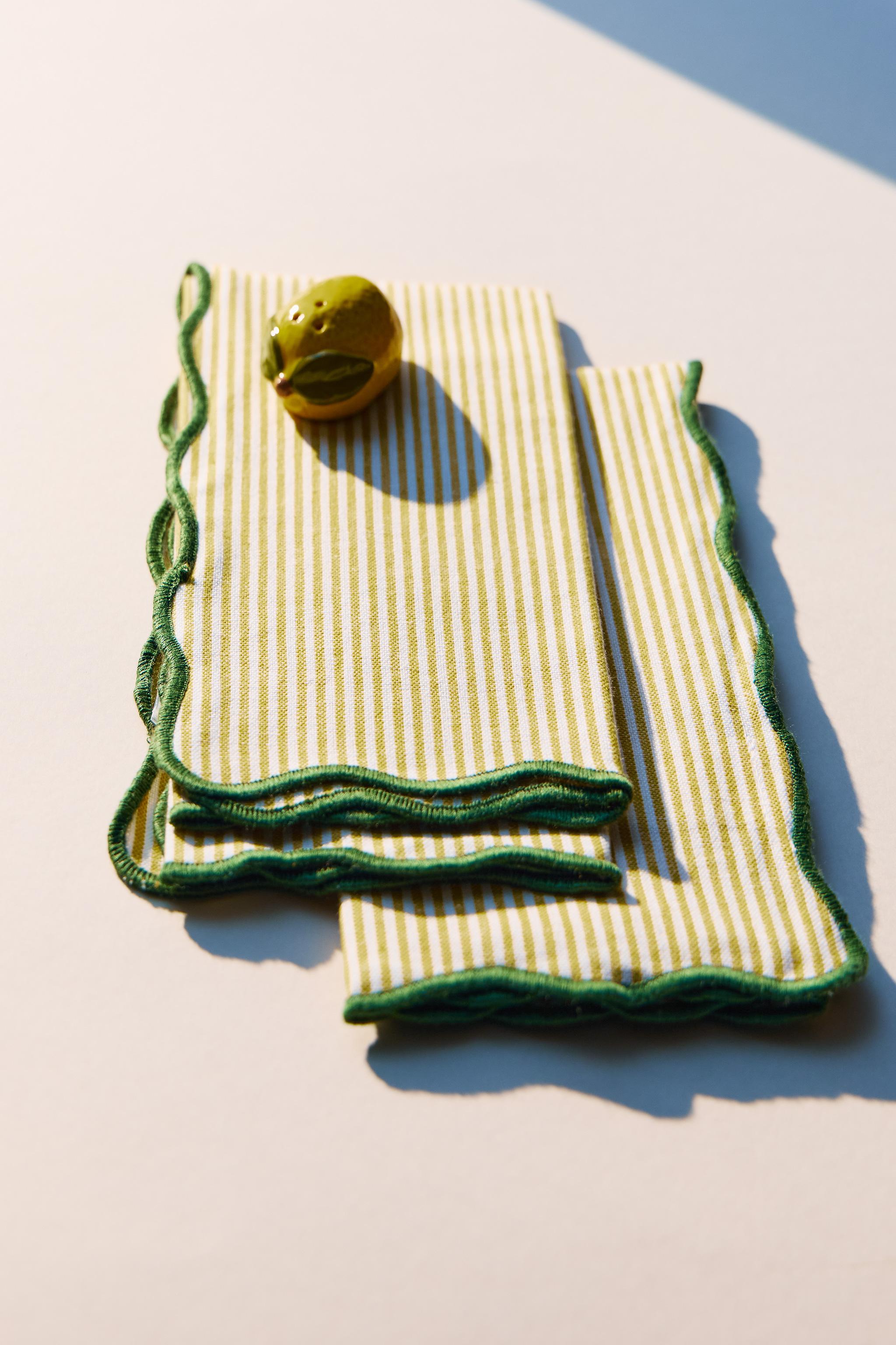 STRIPED NAPKINS WITH SCALLOPED EDGE (PACK OF 2)